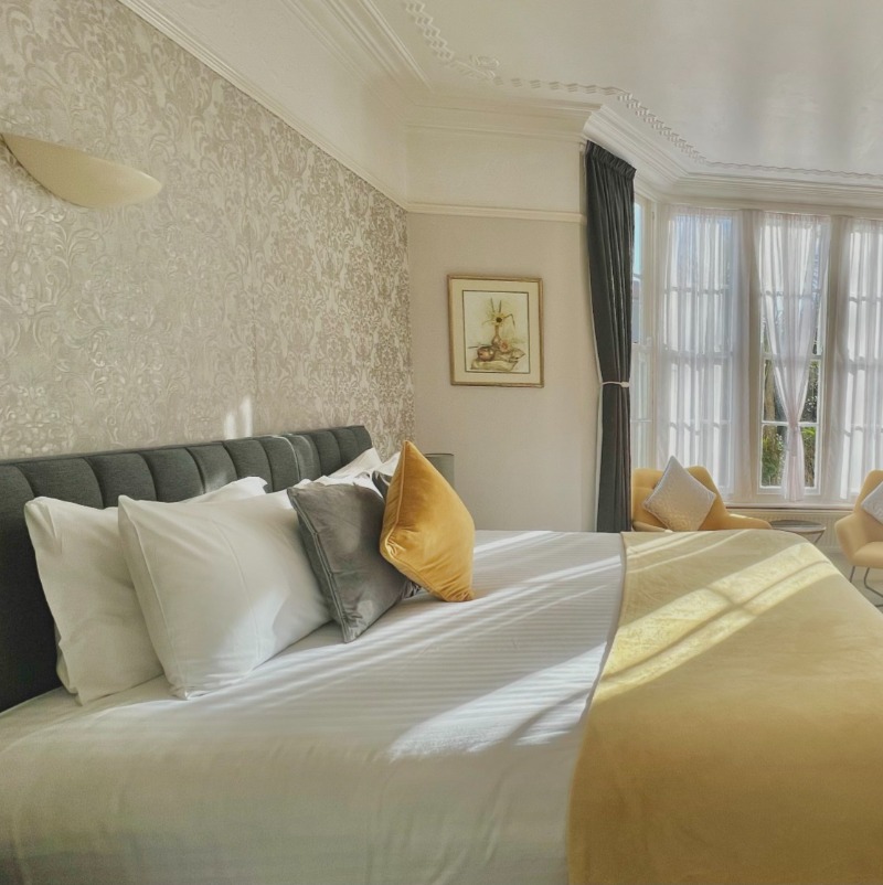 Large double, Twin room, bay window
